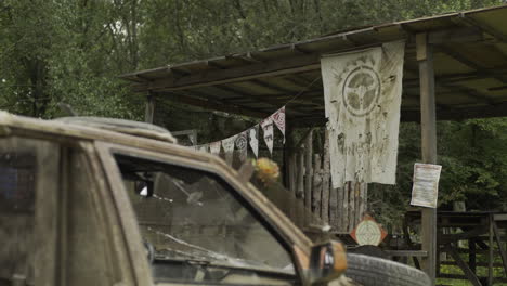 coche viejo roto en estilo punk de vapor oxidado estacionado frente al campo de tiro