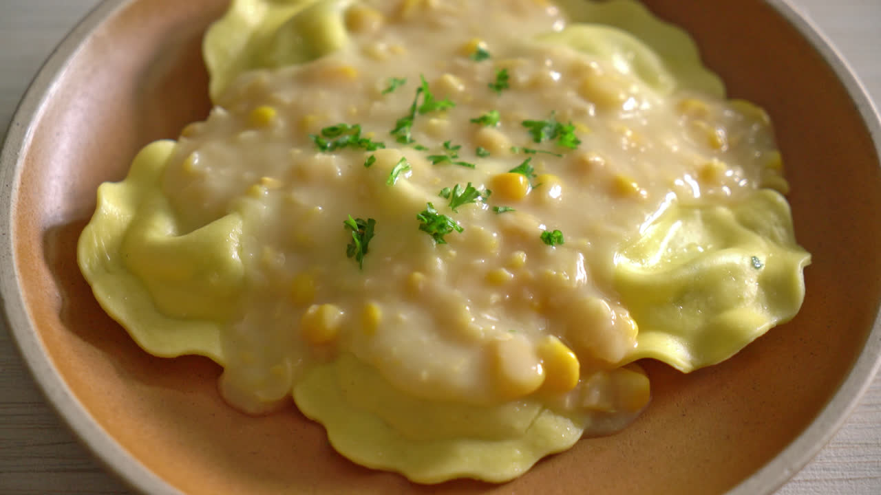 Pasta de ravioli con salsa de queso de maíz