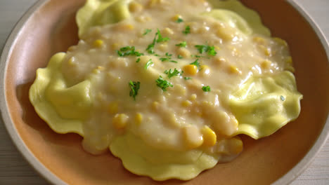 Ravioli-Nudeln-Mit-Mais-Käse-Sauce