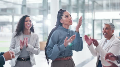 gente de negocios, bailar y celebrar por el trabajo en equipo