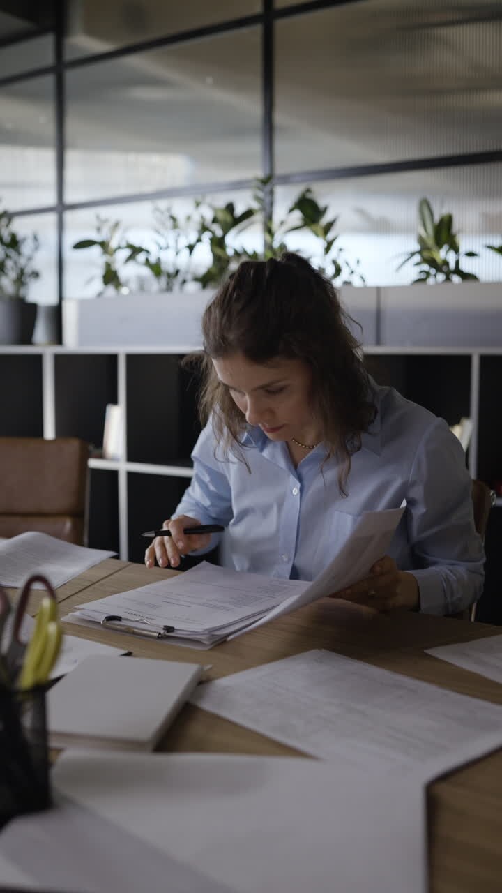 mujer de negocios revisando documentos en una oficina