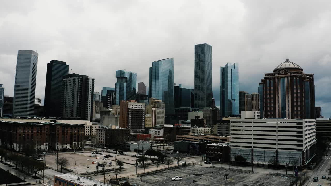 Ripresa bassa con drone che avanza verso i grattacieli di Houston, Texas