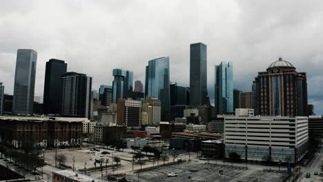 Niedrige-Drohnenaufnahme-Auf-Die-Wolkenkratzer-Von-Houston,-Texas-Zu