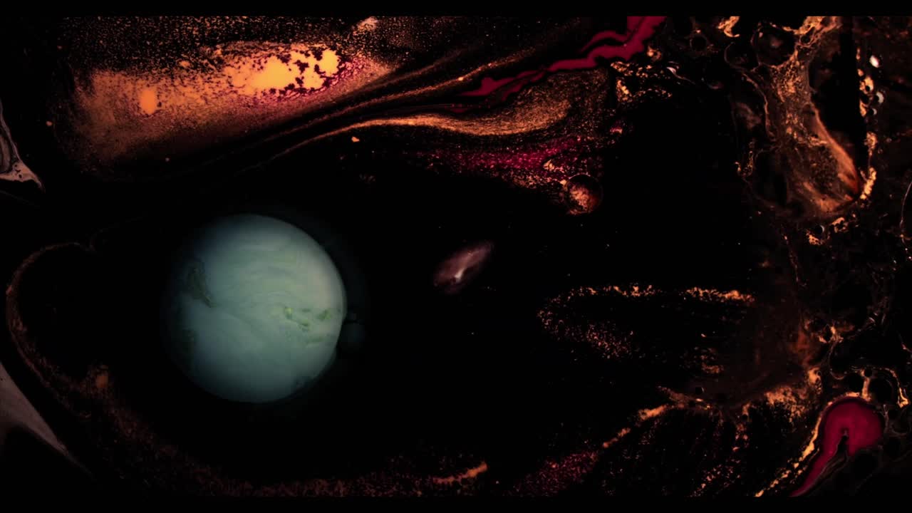 Æterisk planet i abstrakt rum med hvirvlende orange og røde nuancer