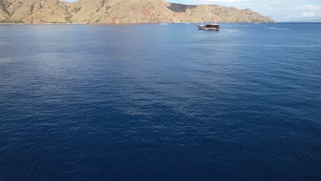 Wunderschöne-Aussicht-Auf-Die-Atemberaubende-Phinisi-Yacht-Mit-Blick-Auf-Die-Komodo-Insel-In-Indonesien