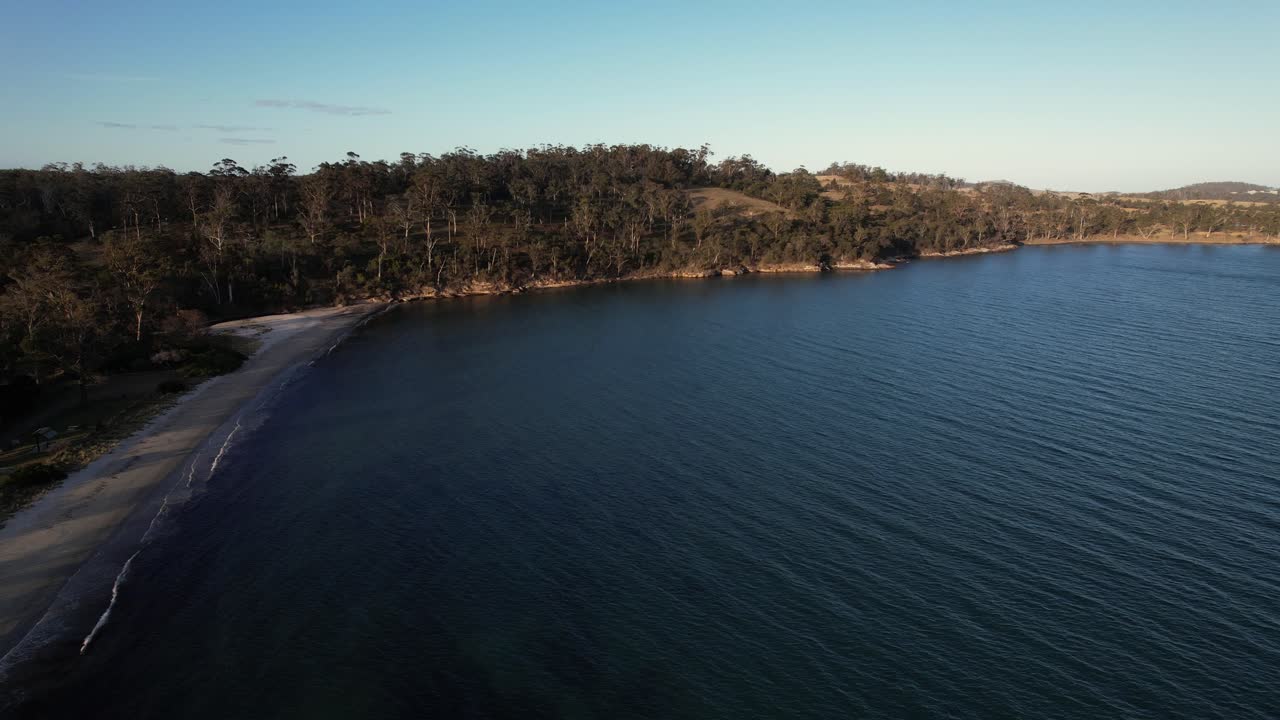 Orford Beach og hav i Tasmania, Australia – dronebilde