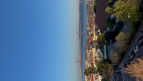 vista vertical de los veleros que se mueven sobre el río tajo en portugal