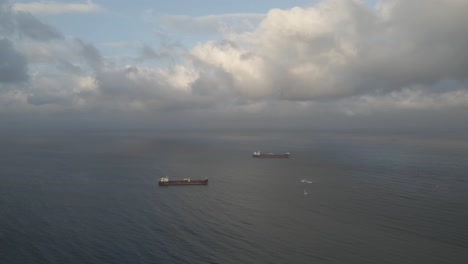 Ein-Kleines-Segelboot,-Das-An-Zwei-Riesigen-Tankern-Im-Oslofjord-Vorbeifährt