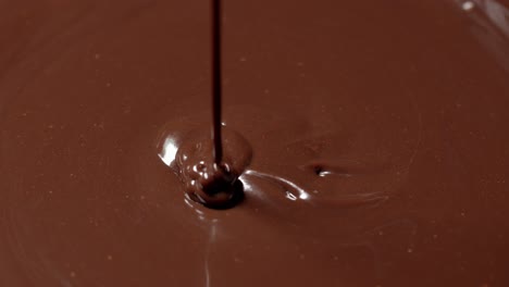 Mezcla-En-Cámara-Lenta,-Agitación-De-Chocolate-Negro-Derretido-De-Primera-Calidad-Con-Un-Batidor,-Proceso-De-Elaboración-De-Dulces