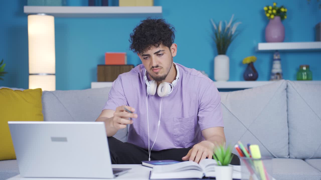el estudiante está cansado de estudiar. está aburrido.