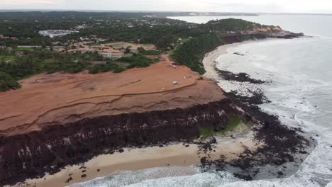 pipa chapadao descripción general de las playas brasileñas junto al acantilado se abalanza hacia abajo recorriendo los acantilados hasta la cala como una playa recorriendo la playa de arena blanca