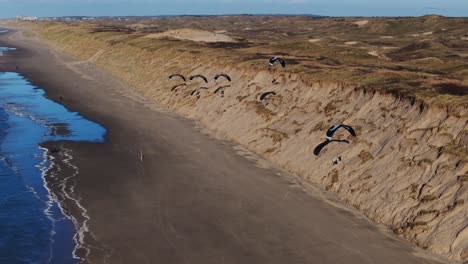 parapenteando sobre la playa y las dunas