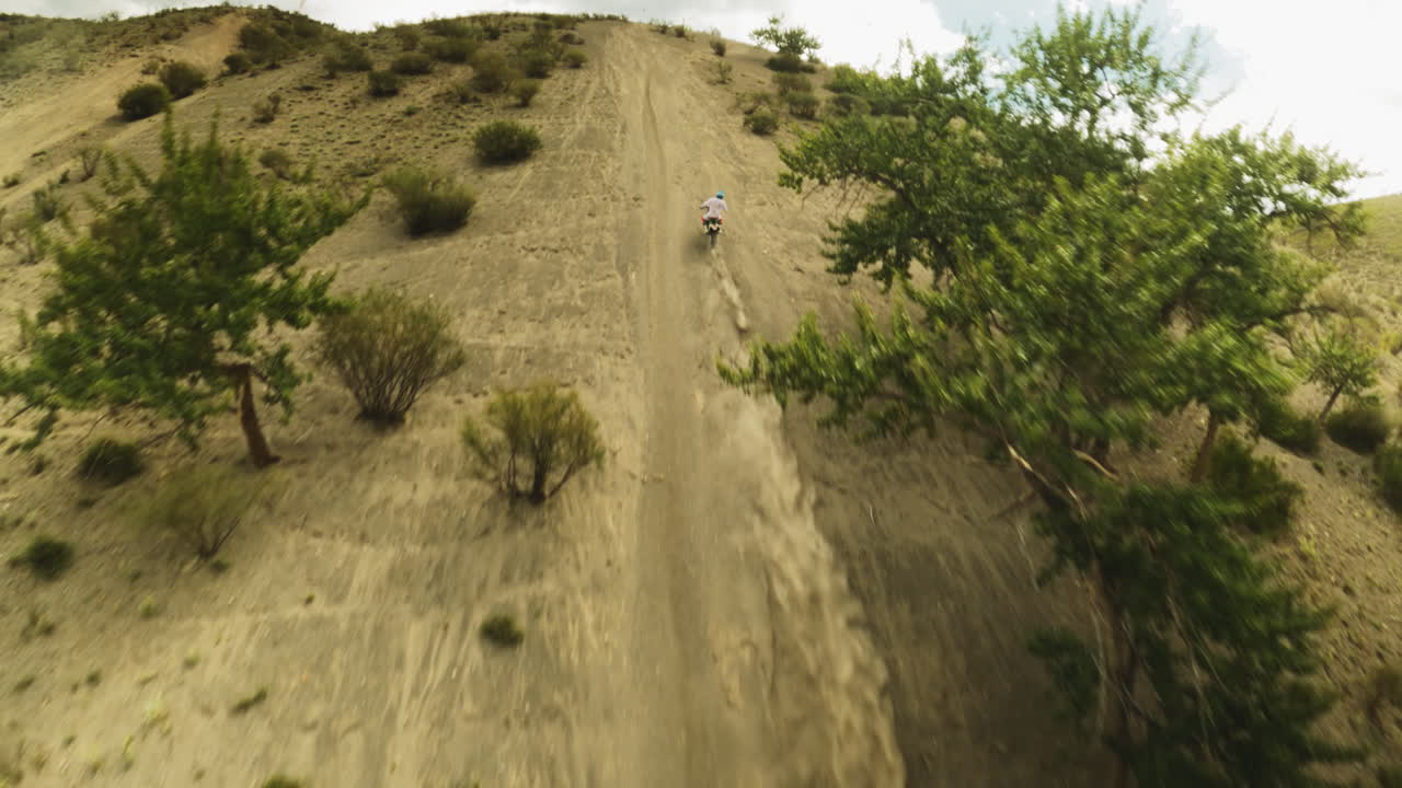 자전거 타는 자전거를 타고 올라가는 fpv 드론. 현대 차량의 전문 모터 사이클리스트는 극단적인 경주에서 산 경사를 정복합니다.