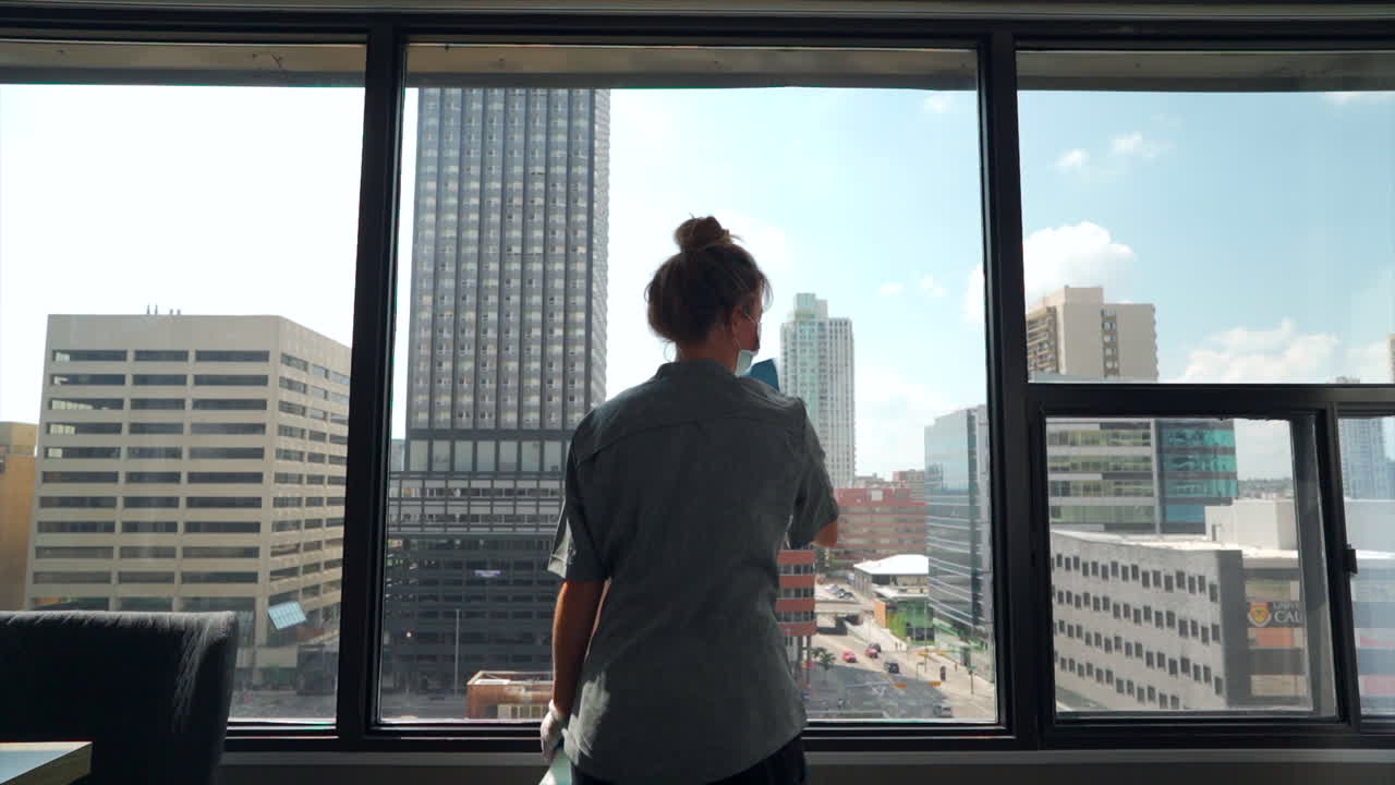 la criada realiza sus tareas de manera eficiente, ordenando la habitación del hotel con precisión y cuidado, limpiando y limpiando todo en una habitación de hotel