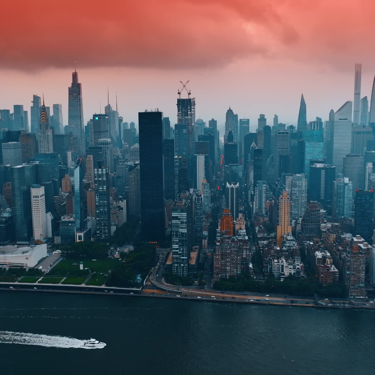 Cumuli di nubi rosa sopra Manhattan. Scenario dell'architettura newyorkese al tramonto. Vista dall'alto