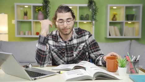 aburrido y abrumado por las conferencias, el joven está distraído.