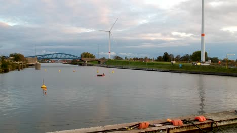 Vista-Central-De-Un-Molino-De-Viento-En-La-Orilla-Del-Río-Schelde-En-Bélgica