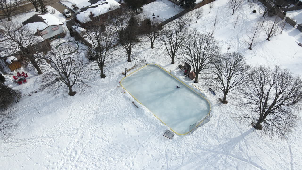 patinador solitario paseando por el parque walker's creek st