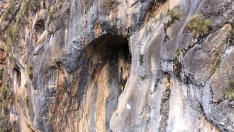 Beautiful-drone-shot-of-a-cave-high-up-on-a-mountain-in-the-Sierra-de-Ayacucho,-Peru