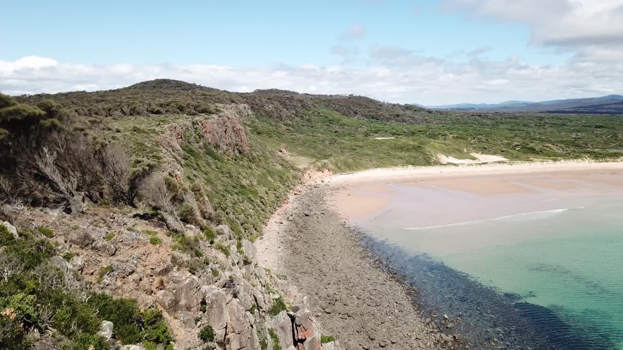 화창한 날과 해변 전망대에 열대 푸른 물 위에 무인 항공기 공중