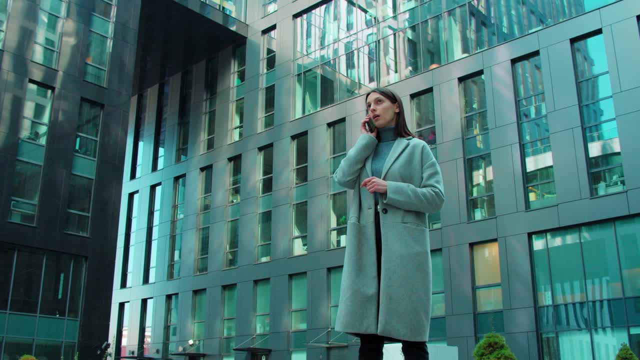 mujer de pie en el distrito comercial