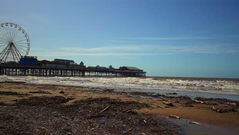 Impresionante-Vista-Aérea-Del-Famoso-Muelle-De-Blackpool-En-Marea-Alta,-Junto-A-La-Galardonada-Playa-De-Blackpool,-Un-Lugar-Turístico-Costero-Muy-Popular-En-Inglaterra,-Reino-Unido,-Reino-Unido