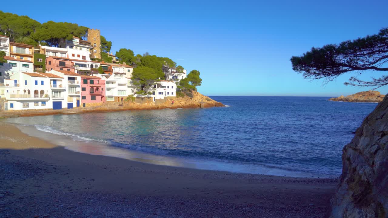 sa thunfisch, europäischer strand im mittelmeer, spanien, weiße häuser, ruhiges meer, türkisblaues begur, costa brava, ibiza