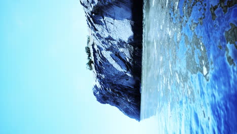 video vertical de una isla de mar tropical en el paisaje natural de verano