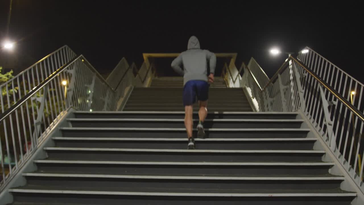 저녁에 거리에서 스포츠를 하는 백인 후드 남성