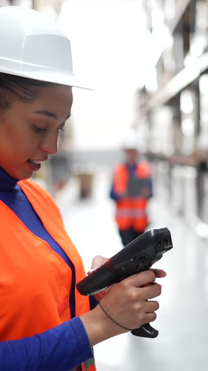 trabajadores del almacén escaneando el inventario