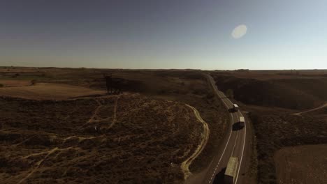 Luftaufnahme-Der-Autobahn-In-Spanien,-Vorbeifahrende-Autos-Und-Lastwagen