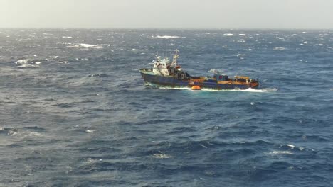 un barco de pesca en apuros en el caribe.