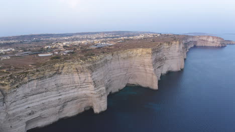 ciudad sobre altos acantilados de la isla de gozo, malta, toma aérea