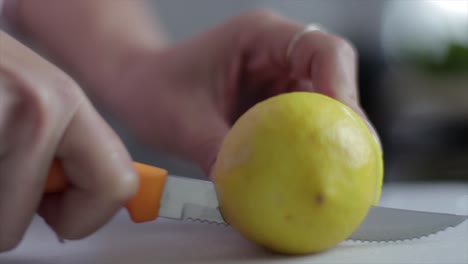 cortar limón con un cuchillo en una tabla de cortar