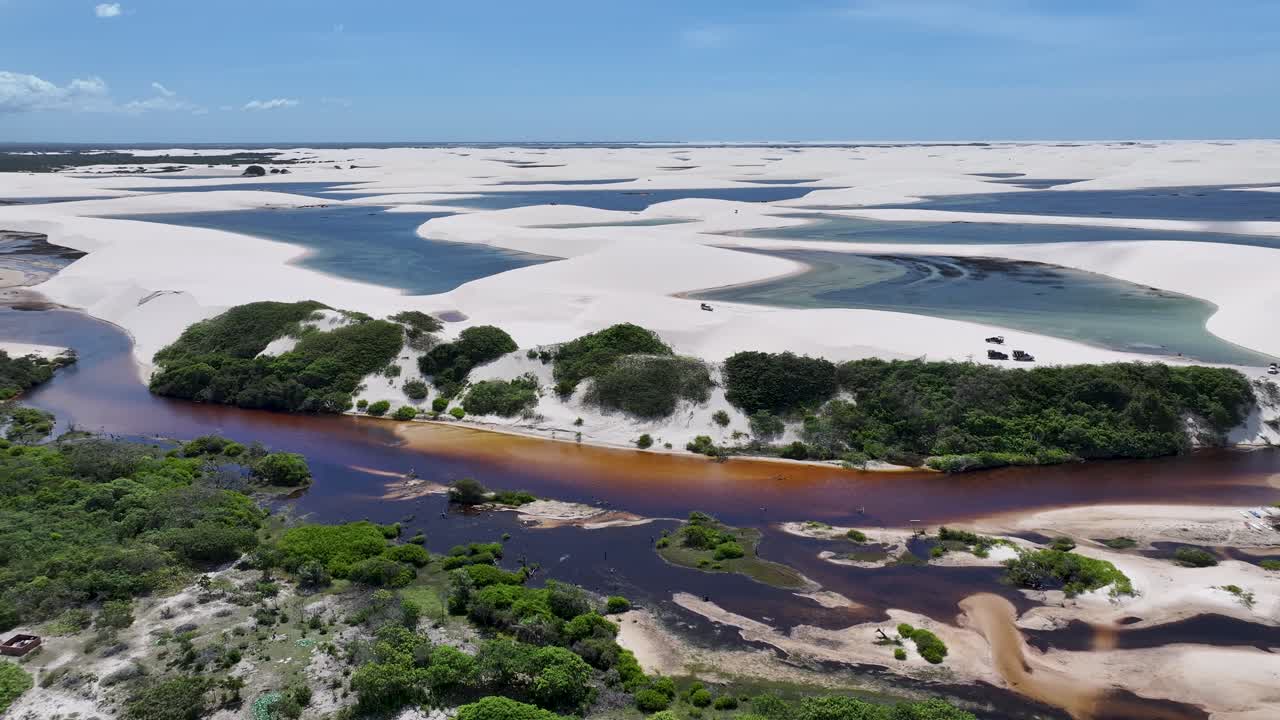 Linia horyzontu Lencois Maranhenses w Santo Amaro w Maranhão w Brazylii. Krajobraz ze słodkowodnymi jeziorami. Góry z wydm piaskowych. Linia horyzontu Lencois Maranhenses w Maranhão. Podróże turystyczne. Scena natury. Tło plażowe