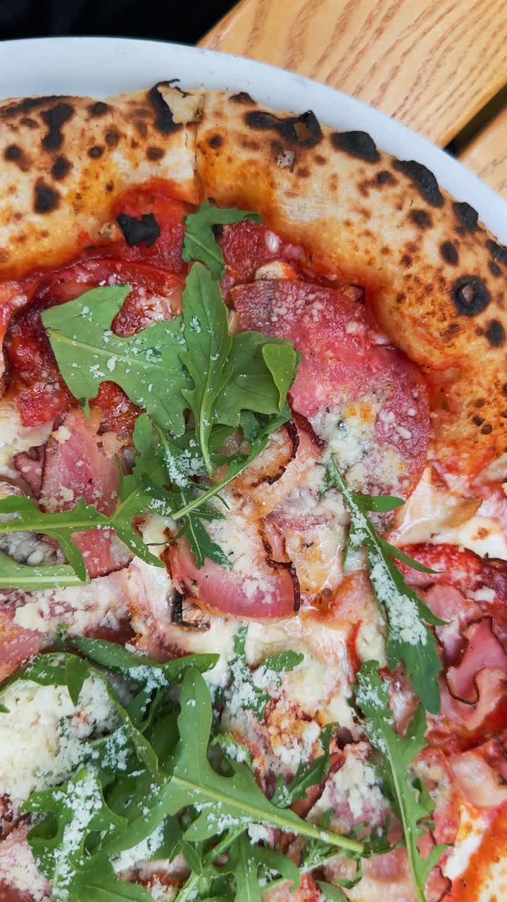 햄, 버섯, 아르구라 를 은 맛있는 피자의 클로즈업