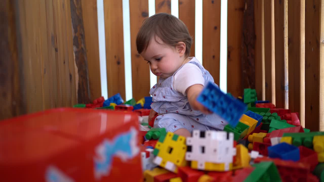 un bebé lindo jugando con bloques de juguete