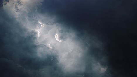 4k-Gewitter,-Sicht-Innerhalb-Dunkler-Und-Sich-Bewegender-Cumulonimbus-Wolken