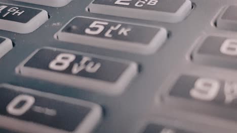 revisión de primer plano macro del terminal pos y los números del pin pad
