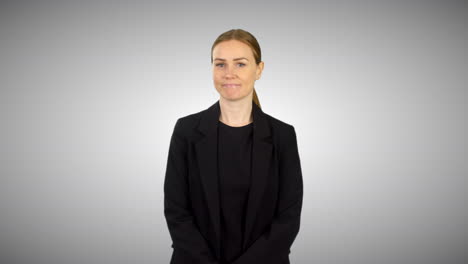 una mujer de negocios sacudiendo la cabeza diciendo que no con un gesto negativo