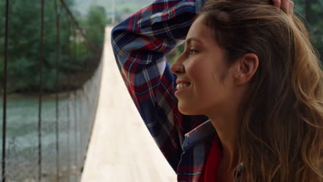 Hermosa-Mujer-Toca-El-Cabello-En-El-Puente-Del-Río-Natural.-Viajero-Caminando-En-Las-Montañas.