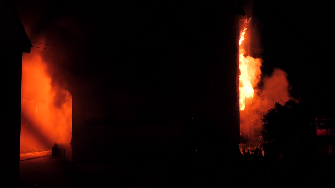 edificio en llamas en la ciudad