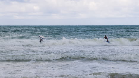 el hermoso mar azul verde rueda suavemente hacia la orilla y se estrella contra hermosas playas de arena