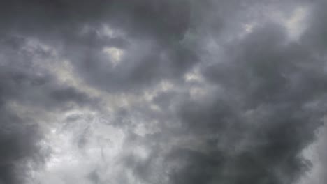 Relámpagos-De-Tormenta-Brillan-Sobre-El-Cielo-Nocturno