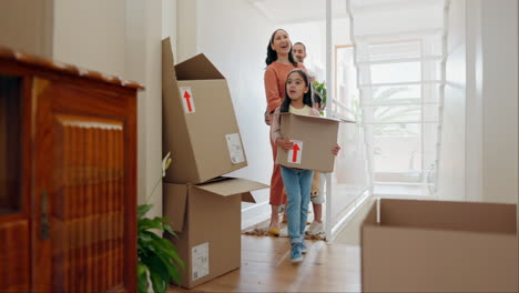 propiedad, familia y niños que llevan cajas