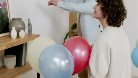 un couple décorant la maison