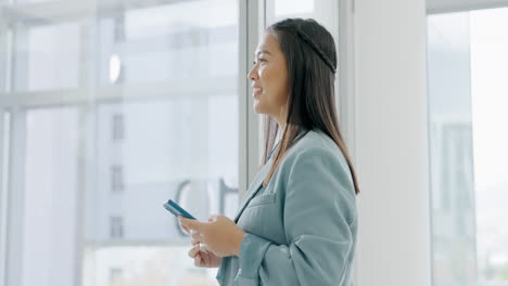 Happy-woman-with-cellphone