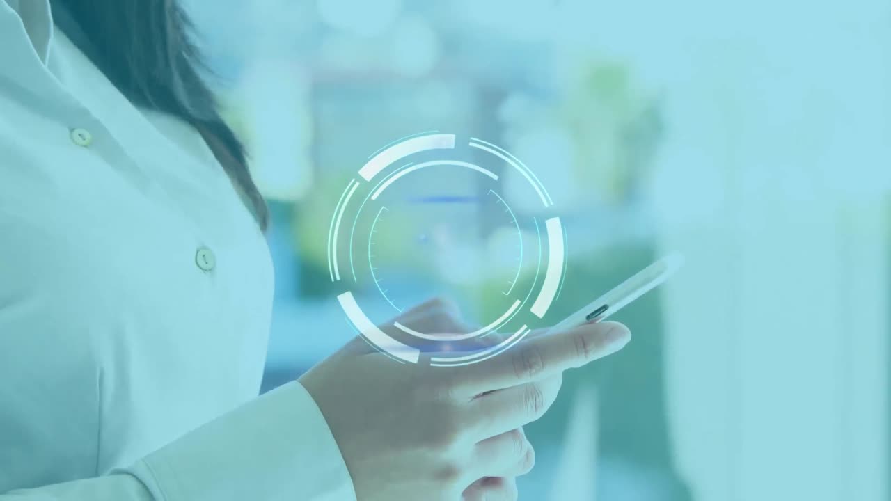 animación del alcance y el procesamiento de datos sobre una mujer de negocios caucásica que usa un teléfono inteligente