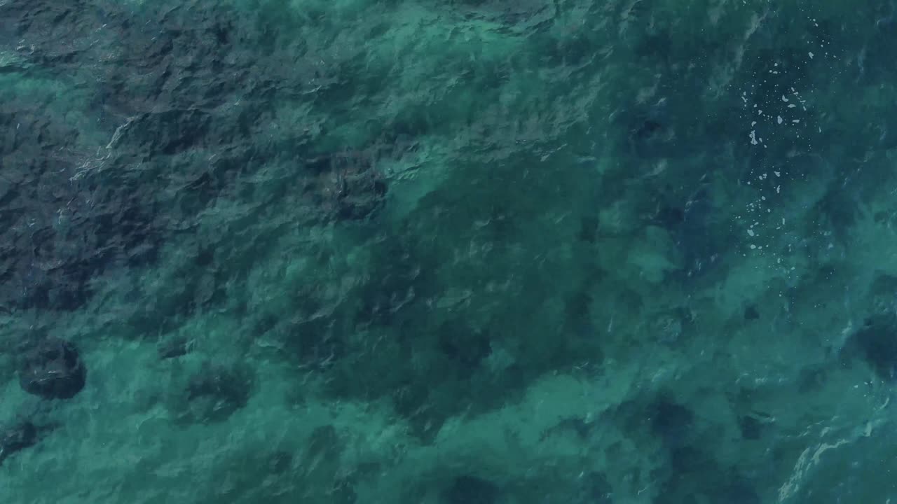 vista aérea de arriba hacia abajo de las suaves ondas del océano
