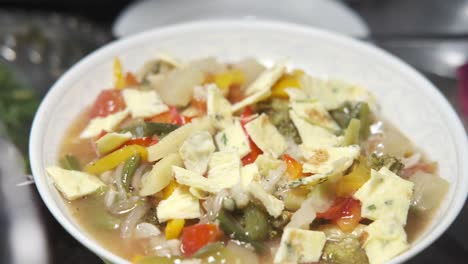 sopa de verduras con huevo